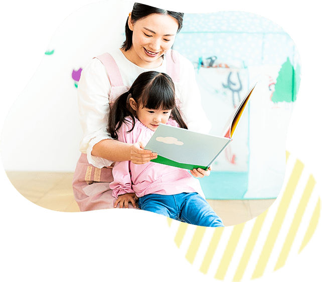 先生が子供に読み聞かせをする様子