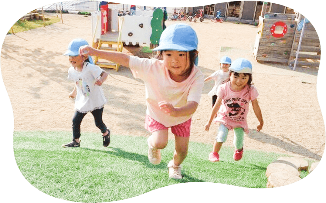 遊具の坂を駆け上る子供たち