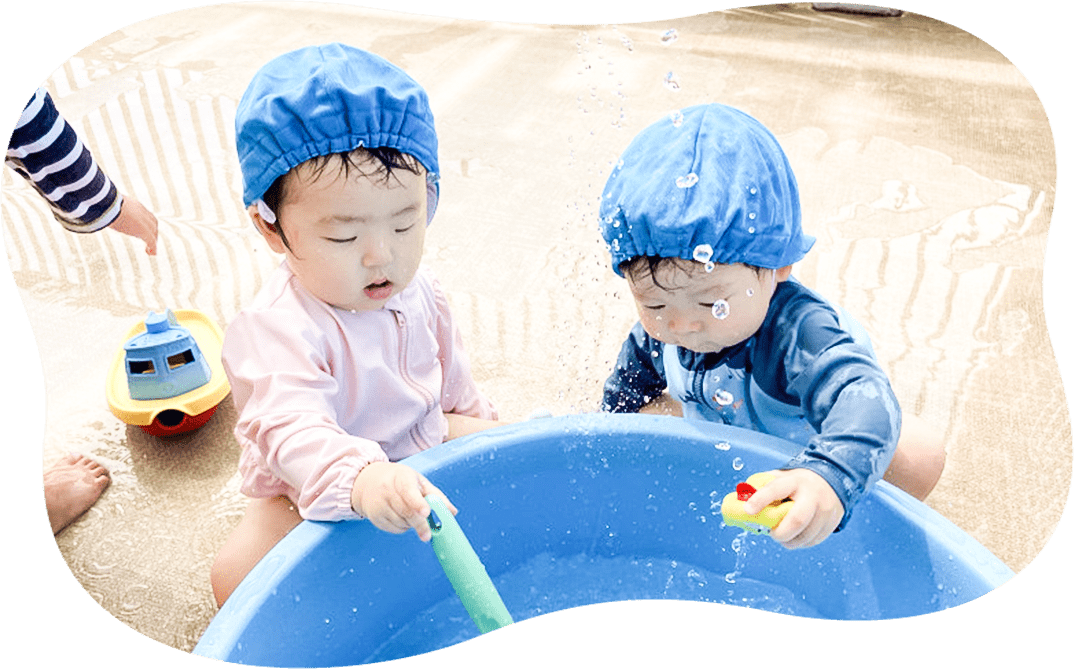 水遊びをする2人の子供
